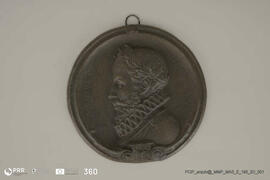 Medalhão com Camões