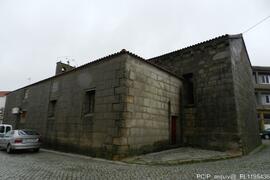 Fotografia exterior (pedra gravada com a medida de comprimento (covado)