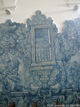 Paineis de azulejo no interior do templo