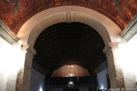 Fotografia interior: altar, pulpito, tetos, esculturas, coro alto, moiliario, objetos liturgicos ...