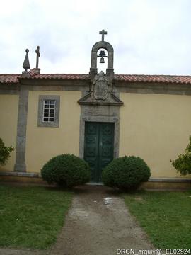 Vista parcial de terreiro e fachada da Capela