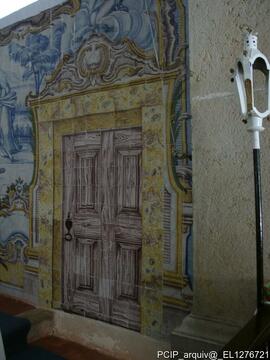 Porta de acesso no interior do santuário
