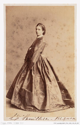 Álbum fotográfico - Álbum de fotografias com retratos de familiares da rainha D. Maria Pia