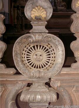Detalhe de ornamento em madeira