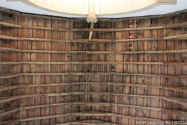 Fotografia interior: altar, pulpito, tetos, esculturas, coro alto, moiliario, objetos liturgicos ...