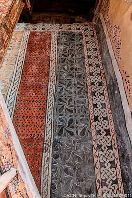 Imitação de tecidos em forma de pano de armar nas paredes da capela-mor
