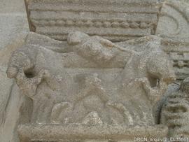 Portal principal figura esculpida