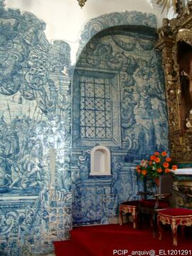 Paineis de azulejo no interior do templo