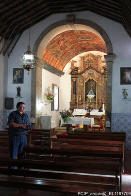 Fotografia interior: altar, pulpito, tetos, esculturas, coro alto, moiliario, objetos liturgicos ...