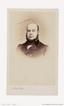 Álbum com retratos de membros das famílias reais