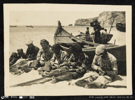 Barcos no areal - Pescadores fazendo rede