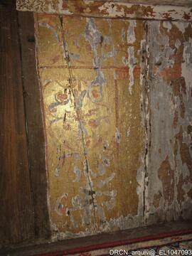 Painel de madeira dourado