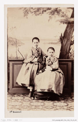 Álbum fotográfico - Álbum de fotografias com retratos de familiares da rainha D. Maria Pia