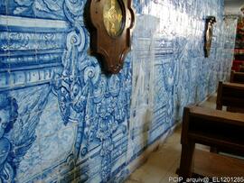 Paineis de azulejo no interior do templo