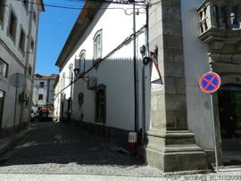 Vista parcial da fachada e edificios adjacentes