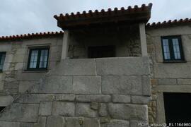 Casa em pedra com alpendre