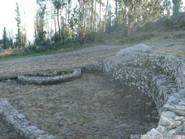 Vista parcial do interior da estrutura habitacional, possível local de reunião da comunidade