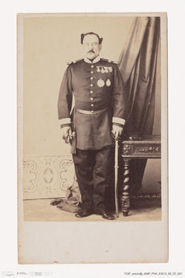 Álbum com retratos de membros das famílias reais