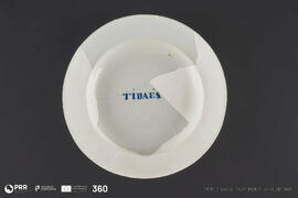 Prato em faiança vidrado com inscrição "TIBÃES"