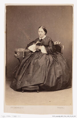 Álbum fotográfico - Álbum de fotografias com retratos de familiares da rainha D. Maria Pia