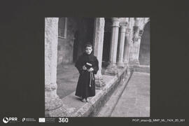 Menino vestido de franciscano, no claustro da Sé de Lamego