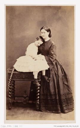 Álbum fotográfico - Álbum de fotografias com retratos de familiares da rainha D. Maria Pia