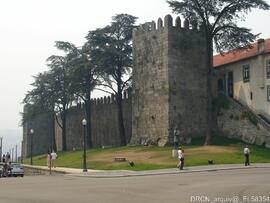Muralhas de D. Fernando e Miradouro / Escadas dos Guindais