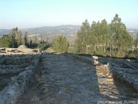 Arruamento lajeado e divisão de bairros habitacionais