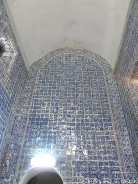 Parede em azulejo no interior do imóvel