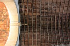 Fotografia interior: altar, pulpito, tetos, esculturas, coro alto, moiliario, objetos liturgicos ...