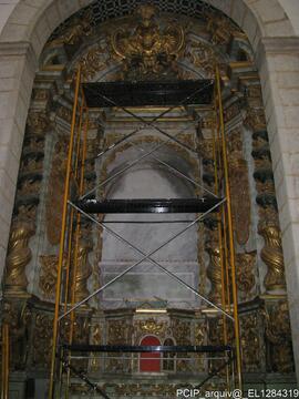 Intervenção de conservação e restauro: altar antes da desmontagem