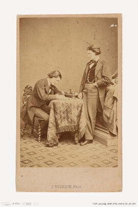 Álbum com retratos de membros das famílias reais