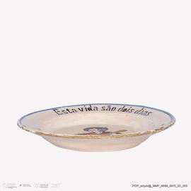 Prato com tocador de viola em genuflexão