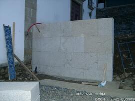 Pormenor de muro em construção na parte exterior da Igreja