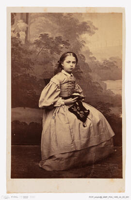 Álbum fotográfico - Álbum de fotografias com retratos de familiares da rainha D. Maria Pia