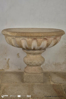 Pia de água benta lado direito