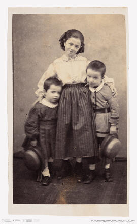 Álbum fotográfico - Álbum de fotografias com retratos de familiares da rainha D. Maria Pia