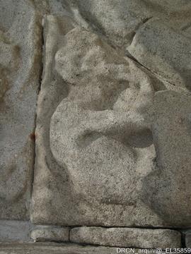 Portal principal figura esculpida-pensador