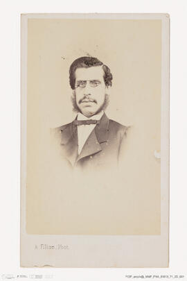 Álbum com retratos de membros das famílias reais