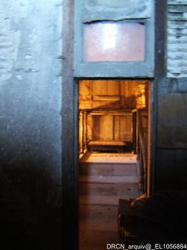 Atrás do altar mor através da janela de madeira