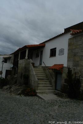 Casa em pedra com escadaria e alpendre