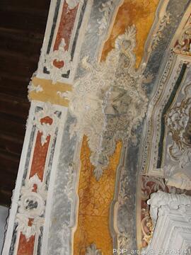 Detalhe de elementos decorativos na parede interior da igreja