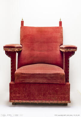 Sofá forrado de veludo vermelho