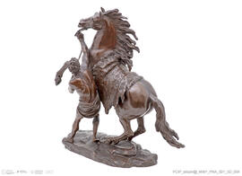 Cavaleiro segurando cavalo