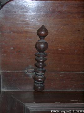 Estante coro baixo-remate deslocado