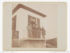 Fotografia - Paisagem / Retrato - Viagens Reais – comitiva /casa com varanda onde se encontra a c...