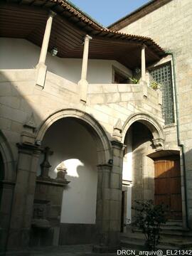 Exterior - Claustro - Escadaria e Arcada - Pormenor