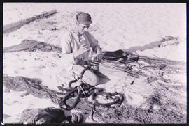 Pescador preparando as redes