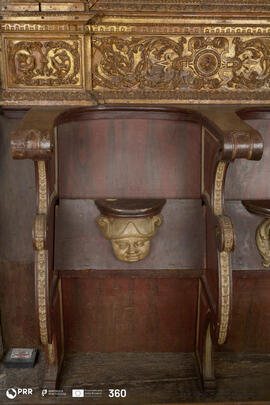 Misericórdia (lado esquerdo, parede sul, figura humana, nível superior)