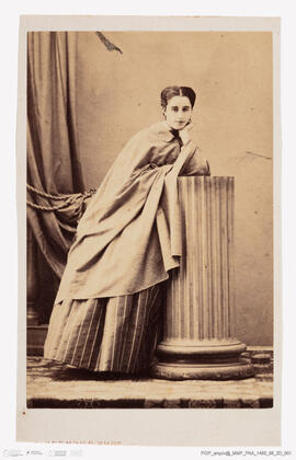 Álbum fotográfico - Álbum de fotografias com retratos de familiares da rainha D. Maria Pia